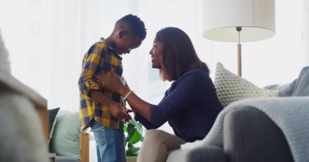 非洲的母亲 男孩和爱抚着沙发 带着微笑 贴心和关心 在家里客厅里轻松地聊天 孩子和拥抱与喜剧故事 说话和快乐在一起的黑人家庭的房子 — 图库视频影像