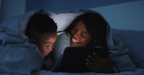 Kind Mutter Oder Tablet Der Nacht Schlafzimmer Videospiele Spielen Filme — Stockvideo