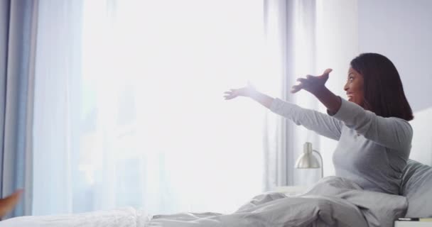 Aile Eğlence Çocuk Anne Bir Evde Sabahları Bir Yatak Odasına — Stok video