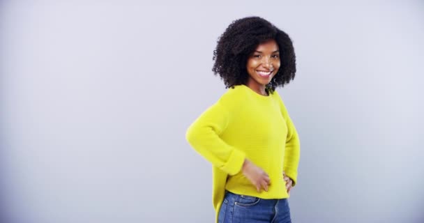 Feliz Estúdio Publicidade Gesto Mulher Negra Oferta Vendas Lançamento Notícias — Vídeo de Stock