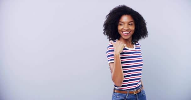スマイル 幸せな黒人女性は ニュース 灰色の背景に関する情報のためにスタジオで指摘します スペース 肖像画 モデルショーレビュー フィードバックやプラットフォーム 機会やモックアップ — ストック動画