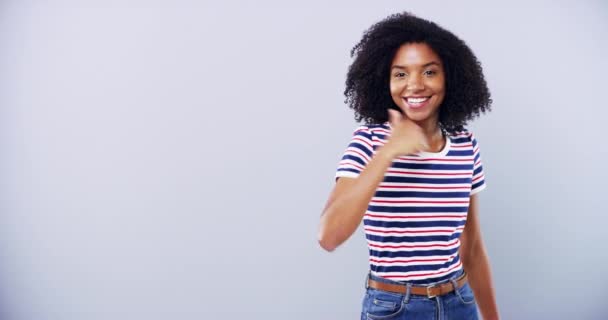 Щасливі Обличчя Чорна Жінка Рукою Вказують Студії Новин Оголошень Або — стокове відео