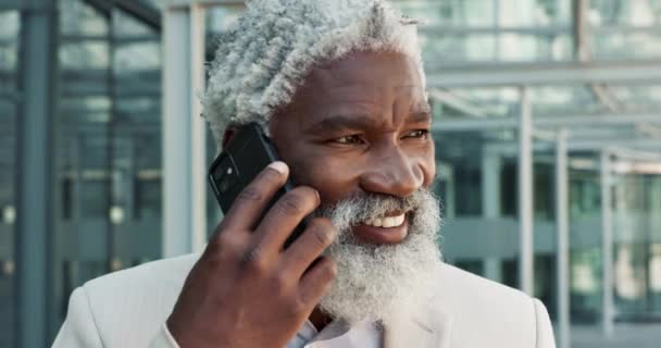 Hombre Negro Mayor Llamada Telefónica Comunicación Negocios Ciudad Para Propuesta — Vídeo de stock