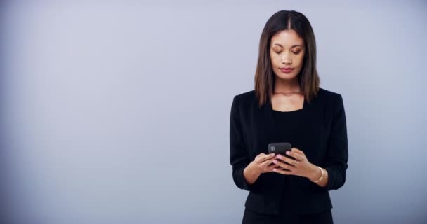 スマートフォン スタジオ プロフェッショナルな女性がメールを入力します コミュニケーションとメッセージ オンラインビジネスコンタクト ユーザーやエージェント ホワイトバックグラウンドのモックアップスペース 携帯電話 企業コンサルタント — ストック動画