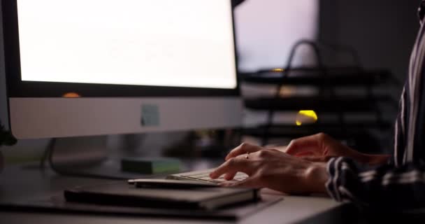 ダークオフィス コンピュータや女性にタイピング デスクでは リモートワークの電子メールを書く 記事やレビュー ネットワーキング オンライン接続の技術 コミュニケーション ビジネスマン — ストック動画