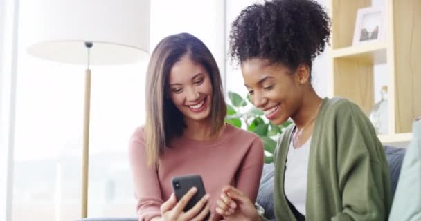 Cellphone Conversation Girl Friends Living Room Bonding Talking Networking Social — Stock Video