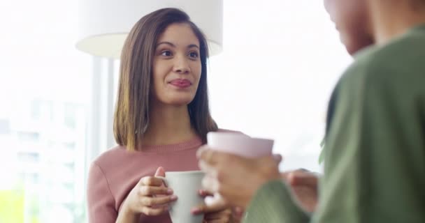 Vrouwen Koffie Vrienden Zijn Aan Het Praten Ontspannen Een Appartement — Stockvideo