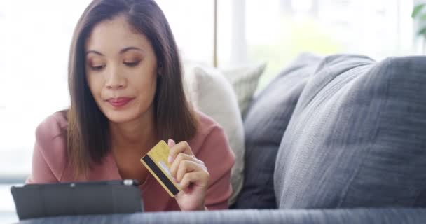 Debitkarte Tablet Und Glückliche Frau Online Einkaufen Entspannen Und Girokonto — Stockvideo