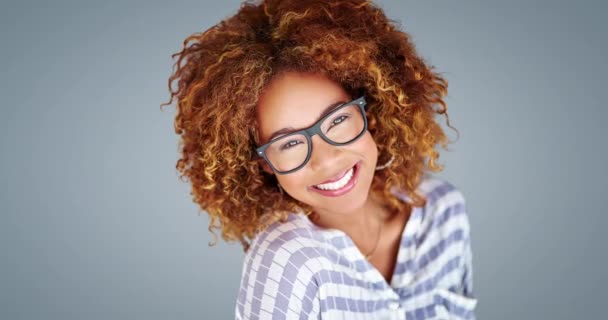 Kobieta Uśmiech Portret Studiu Mody Okulary Kręcone Włosy Przez Szare — Wideo stockowe