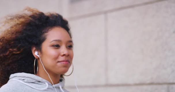 Słuchawki Muzyczne Myśląca Lub Szczęśliwa Kobieta Mieście Streaming Piosenki Lub — Wideo stockowe