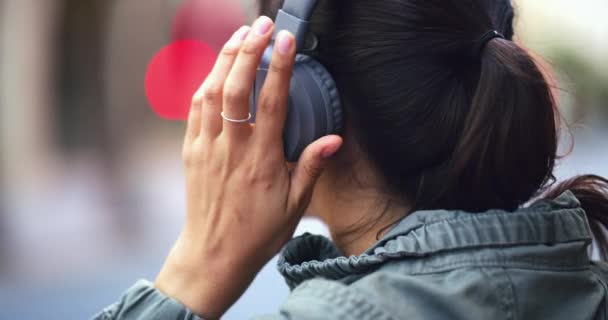 街のヘッドフォン 幸せな女性は ストリートや道路で曲 ラジオをストリーミングします ウェルネスや休憩のための都市のオンラインサブスクリプションでオーディオを聞くリラックス 思考または人 — ストック動画