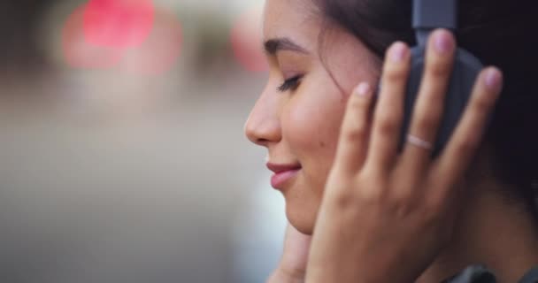 Auriculares Música Calma Mujer Ciudad Transmitiendo Una Canción Radio Con — Vídeos de Stock