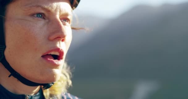Kadın Bisikletçi Yorgun Nefes Kask Bisiklet Yarışması Için Antrenman Dağlar — Stok video
