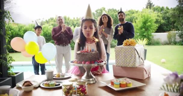 Pesta Ulang Tahun Kue Dan Anak Meniup Lilin Nyala Api — Stok Video