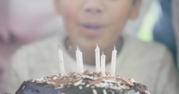 Cumpleaños Pastel Niño Soplar Llama Vela Celebrar Feliz Familia Emocionada — Vídeo de stock