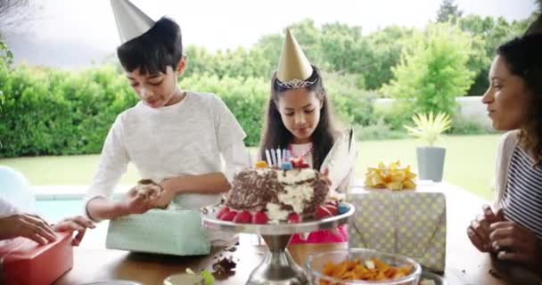 Cumpleaños Fiesta Los Niños Desenvuelven Regalo Mamá Abuela Padre Evento — Vídeo de stock
