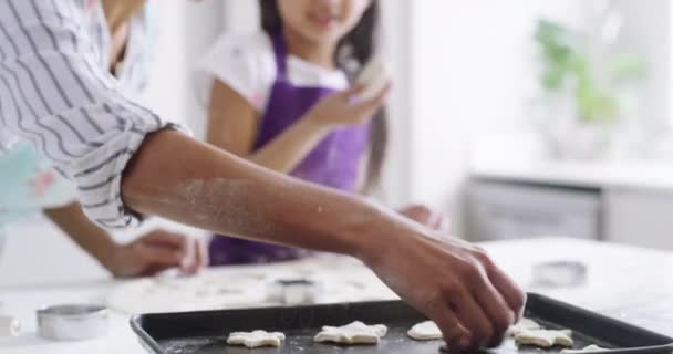 Μητέρα Κορίτσι Και Χαρούμενη Ψήσιμο Στην Κουζίνα Διασκέδαση Για Μάθηση — Αρχείο Βίντεο