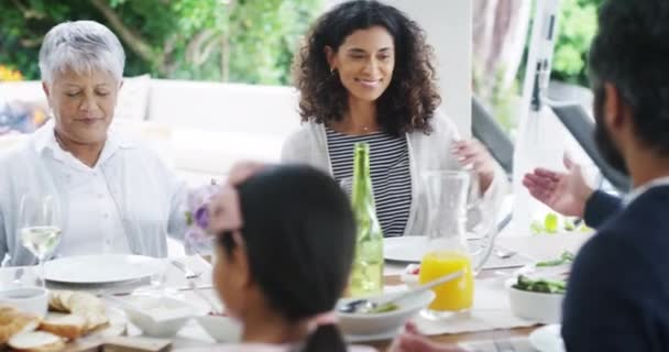 Comida Almoço Uma Família Rezando Juntos Uma Mesa Para Uma — Vídeo de Stock