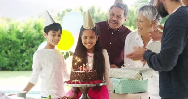 Przyjęcie Urodzinowe Dziecka Ciasto Szczęśliwa Śpiew Rodziny Klaskanie Świętować Wzrost — Wideo stockowe