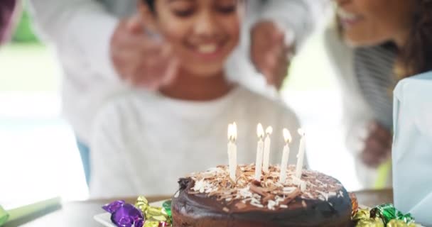 День Рождения Торт Счастливый Ребенок Семьи Сюрприз Отпраздновать Событие Памяти — стоковое видео