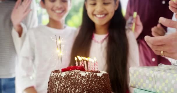 Lagu Pesta Ulang Tahun Kue Dan Keluarga Bahagia Merayakan Bersemangat — Stok Video