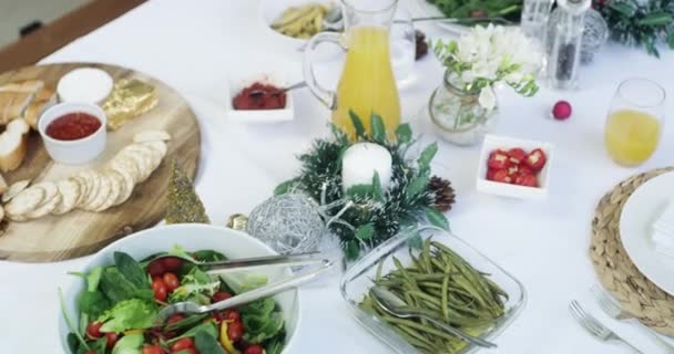 Weihnachten Essen Und Mittagessen Auf Einem Tisch Für Ein Familientreffen — Stockvideo