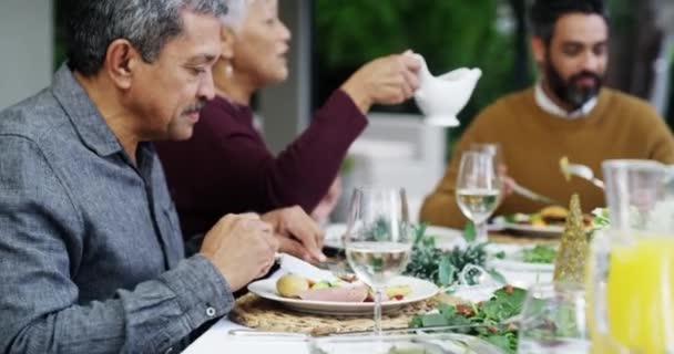 Aile Etkinlik Noel Yemeklerle Yaşlı Adam Kutlama Tartışmayla Kaynaşmayla Sosla — Stok video