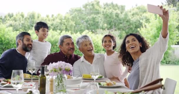 결합을 테이블에서 집에서 행복한 추억을위한 사진을 어린이 조부모 — 비디오