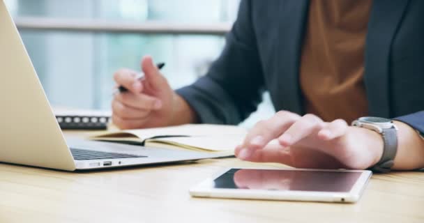 Mãos Laptop Tablet Com Empresário Escrevendo Seu Escritório Enquanto Planeja — Vídeo de Stock