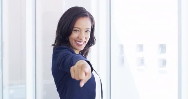 Bizneswoman Twarz Uśmiech Ręka Wskazując Ciebie Biurze Pracy Możliwość Lub — Wideo stockowe