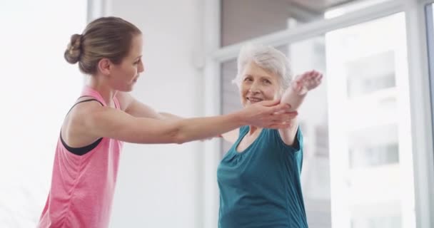 资深女性 瑜伽平衡和教练 来自私人教练 健身和工作室的课程和锻炼 积极和健康地促进健康 幸福或健康 带着微笑 帮助和退休 — 图库视频影像