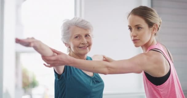 Mujer Mayor Ejercicio Instructora Yoga Clase Ayuda Entrenador Personal Fitness — Vídeos de Stock