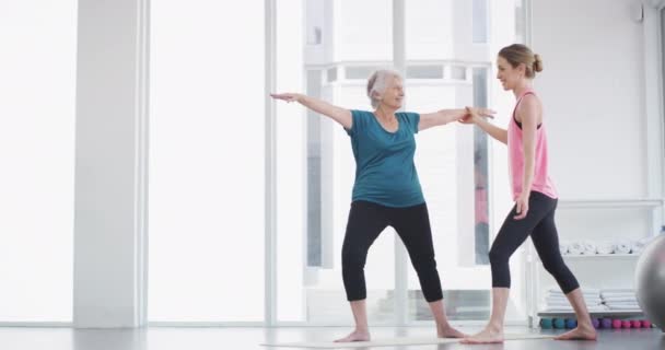Пожилые Люди Женщина Тренер Растяжкой Фитнеса Физических Упражнений Тренировки Общением — стоковое видео