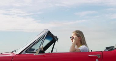 Seyahat, araba kullanma, araba yolculuğu, tatil veya hafta sonu tatili için sahilde bir kadın. Ulaşım, macera ve Avustralya 'dan güneş gözlüklü genç bir kadın yeni lüks bir araca biniyor.