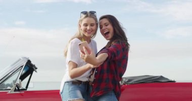 Aşk, selfie ve lezbiyen çift romantik bir hafta sonu, tatil ya da tatil için arabayla geziye çıktılar. Mutlu, gülümseyen ve Igbtq 'lı genç kadınlar Avustralya' da okyanus ya da deniz kenarında fotoğraf çekiyorlar.