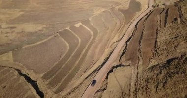 İnsansız hava aracından, doğal çevreye, tarım arazisine ve tarıma kadar kırsal alanlarda yol, doğa ve araba. Yeşil seyahat, minibüs ve açık hava caddesinde sürdürülebilir büyüme ile sahada sürüş