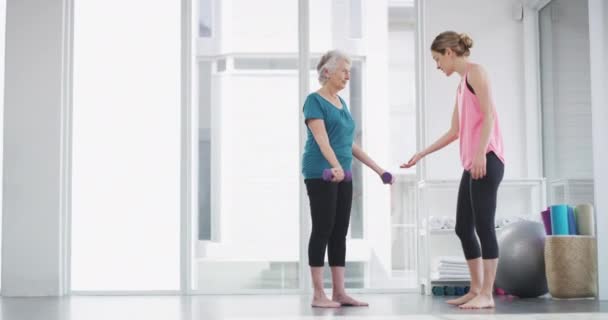Vârstnici Femeie Antrenor Gantere Pentru Antrenament Exerciții Fizice Sau Fitness — Videoclip de stoc