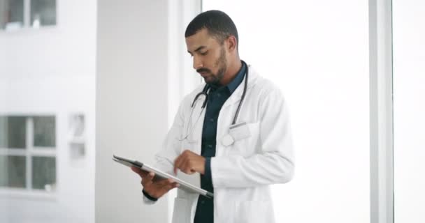 Arc Egészségügyi Férfi Orvos Tabletta Kórházban Tervezés Kutatás Vagy Kommunikáció — Stock videók