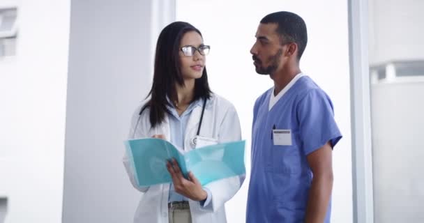 Happy Orvosok Csapat Arca Kórházban Orvosi Mappával Együttműködés Tanácsadás Támogatás — Stock videók