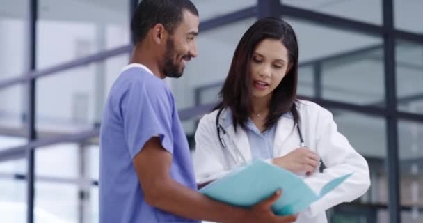 Man Vrouw Artsen Plannen Documenten Folder Consultatie Van Patiëntengeschiedenis Resultaten — Stockvideo