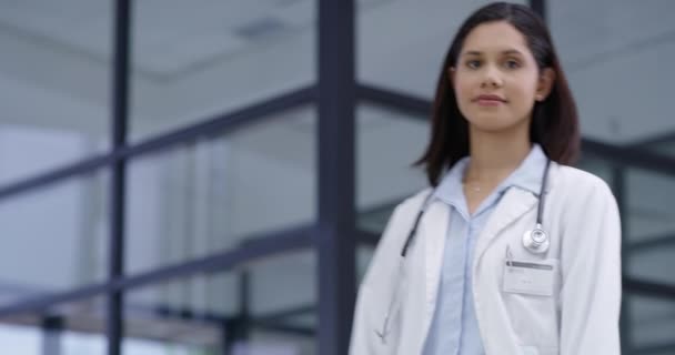 Atención Médica Mujer Médico Con Sonrisa Brazos Cruzados Por Confianza — Vídeo de stock