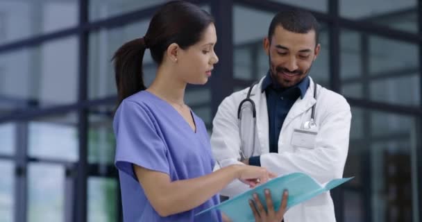 Ärzte Zusammenarbeit Und Medizinische Diskussion Von Berichten Krankenhausfoldern Und Patientenbefragungen — Stockvideo