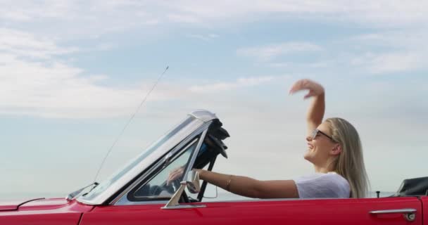 Ελευθερία Οδήγηση Και Γυναίκα Ένα Αυτοκίνητο Για Οδικό Ταξίδι Διακοπές — Αρχείο Βίντεο