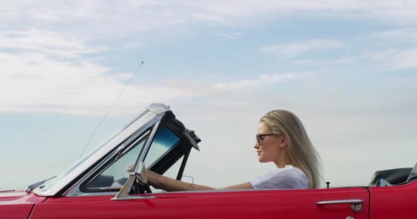 海岸でのロード旅行 週末の休暇のための車でアドベンチャー 運転と女性 新しい高級車に乗るサングラスを持つオーストラリアからの輸送 若い女性の人 — ストック動画