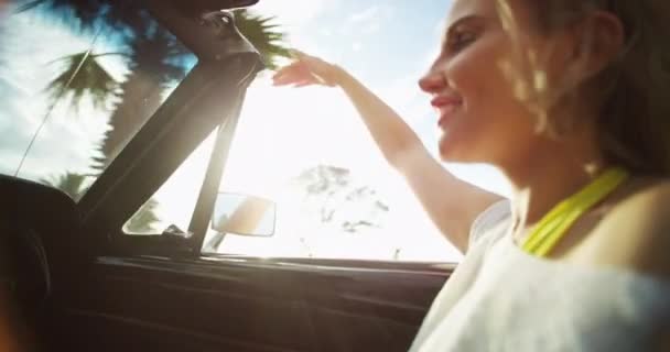 Feliz Mulher Sorrir Dirigir Com Liberdade Viajar Com Viagem Carro — Vídeo de Stock