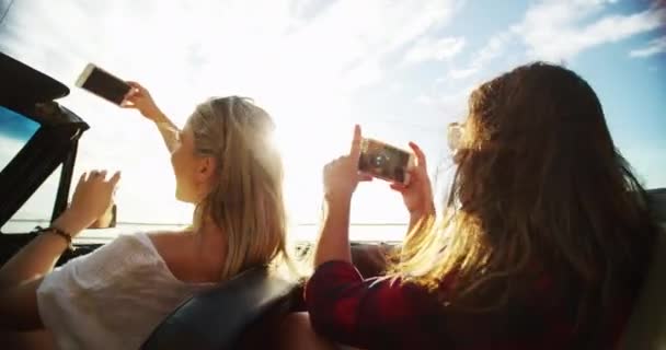 Frauen Auf Roadtrip Mit Auto Handy Und Fotografie Posten Den — Stockvideo