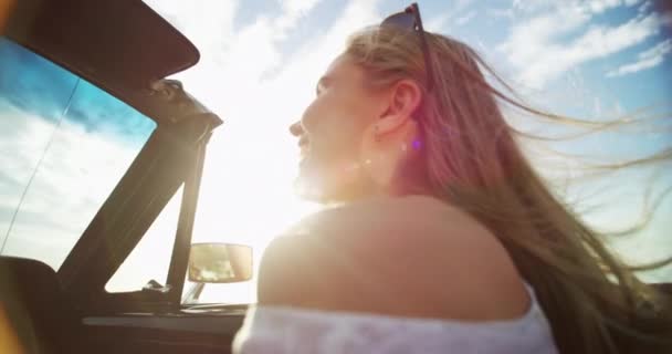 Feliz Mulher Rindo Dirigindo Com Liberdade Viajar Com Viagem Carro — Vídeo de Stock
