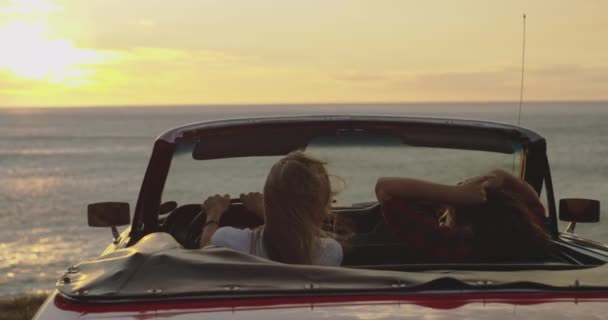 または週末の旅行のための冒険 ガールフレンド ハッピー 若い女性は 海岸で交通 観光または観光のために風に乗って車を運転します — ストック動画