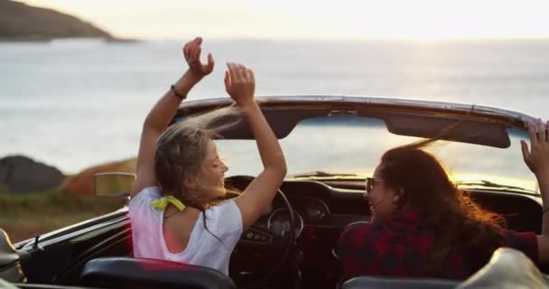 Женщины Дороге Автомобилем Океаном Танцами Свободой Природой Видом Закат Счастливые — стоковое видео