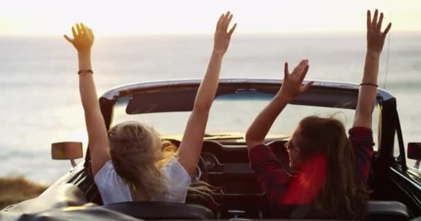 Naiset Automatkalla Auto Ranta Tanssia Vapauden Luonnon Näkymä Auringonlaskuun Onnellinen — kuvapankkivideo